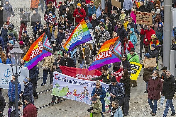 160 Organisationen und Initiativen haben am Samstag in Dresden gegen Rechts demonstriert. Ca. 10.000 Teilnehmer  vom Theaterplatz vor der Semperoper zogen die Demonstranten durch die Innenstadt.  Dresden  Sachsen  Deutschland  Europa