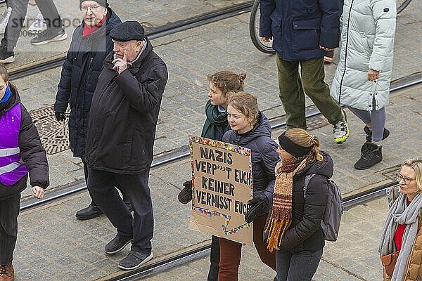 160 Organisationen und Initiativen haben am Samstag in Dresden gegen Rechts demonstriert. Ca. 10.000 Teilnehmer  vom Theaterplatz vor der Semperoper zogen die Demonstranten durch die Innenstadt.  Dresden  Sachsen  Deutschland  Europa