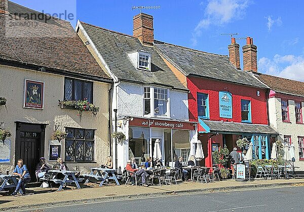Wild Strawberry Cafe und das Galley Restaurant  Woodbridge  Suffolk  England  UK Menschen sitzen draußen an einem sonnigen Tag