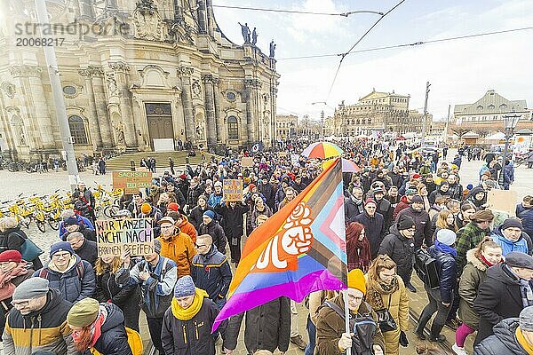 160 Organisationen und Initiativen haben am Samstag in Dresden gegen Rechts demonstriert. Ca. 10.000 Teilnehmer  vom Theaterplatz vor der Semperoper zogen die Demonstranten durch die Innenstadt.  Dresden  Sachsen  Deutschland  Europa