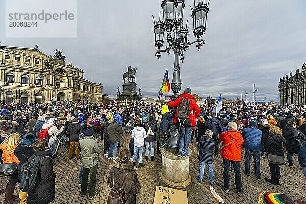 160 Organisationen und Initiativen haben am Samstag in Dresden gegen Rechts demonstriert. Ca. 10.000 Teilnehmer  vom Theaterplatz vor der Semperoper zogen die Demonstranten durch die Innenstadt.  Dresden  Sachsen  Deutschland  Europa