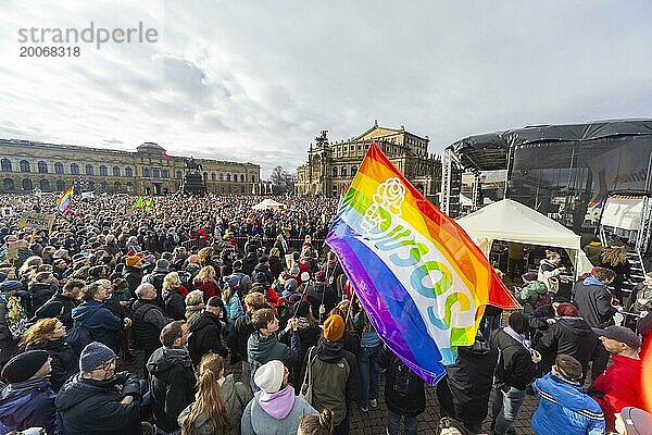 160 Organisationen und Initiativen haben am Samstag in Dresden gegen Rechts demonstriert. Ca. 10.000 Teilnehmer  vom Theaterplatz vor der Semperoper zogen die Demonstranten durch die Innenstadt.  Dresden  Sachsen  Deutschland  Europa