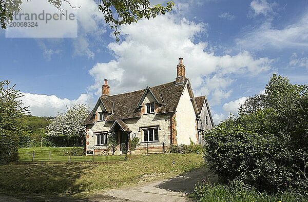 Attraktives freistehendes Haus aus Kreidestein im Dorf Compton Bassett  Wiltshire  England  UK