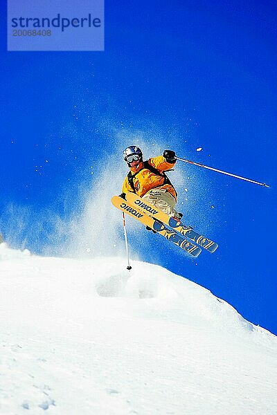 Skifahrer in Action  Tiefschnee  Trickski  Alpenregion  Österreich  Europa