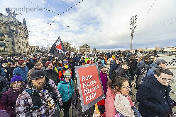 160 Organisationen und Initiativen haben am Samstag in Dresden gegen Rechts demonstriert. Ca. 10.000 Teilnehmer  vom Theaterplatz vor der Semperoper zogen die Demonstranten durch die Innenstadt.  Dresden  Sachsen  Deutschland  Europa