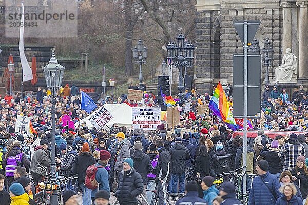 160 Organisationen und Initiativen haben am Samstag in Dresden gegen Rechts demonstriert. Ca. 10.000 Teilnehmer  vom Theaterplatz vor der Semperoper zogen die Demonstranten durch die Innenstadt.  Dresden  Sachsen  Deutschland  Europa