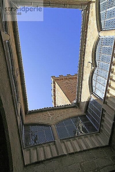 Innenhof und Turm der Casa y Torre de las Ciguenas  in der mittelalterlichen Altstadt von Caceres  Extremadura  Spanien  Europa