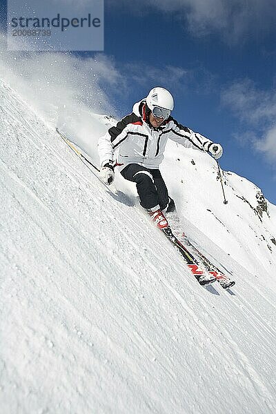 Skifahrer in Aktion  Alpen  Österreich  Europa