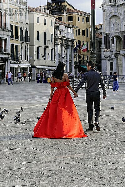 Hochzeit  Brautpaar unterwegs am Markusplatz  Venedig  Venetien  Italien  Europa