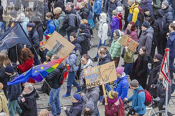 160 Organisationen und Initiativen haben am Samstag in Dresden gegen Rechts demonstriert. Ca. 10.000 Teilnehmer  vom Theaterplatz vor der Semperoper zogen die Demonstranten durch die Innenstadt.  Dresden  Sachsen  Deutschland  Europa