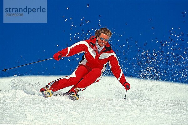 Skifahrer in Aktion  Alpen  Österreich  Europa