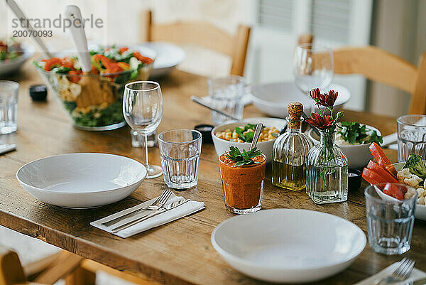 Esstisch mit Abendessen auf der Terrasse im Hinterhof