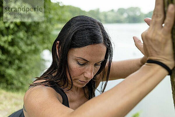 Fitness-Frau im Park  Mailand  Italien.