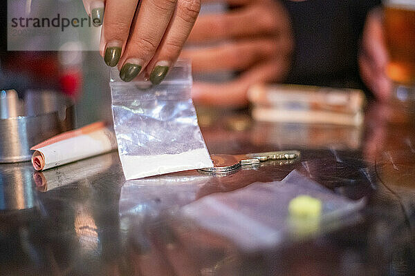 Nederland - Jongeren gebruiken drank & drugs in het uitgaansleven in de grote stad. foto: Patricia Rehe / Hollandse Hoogte