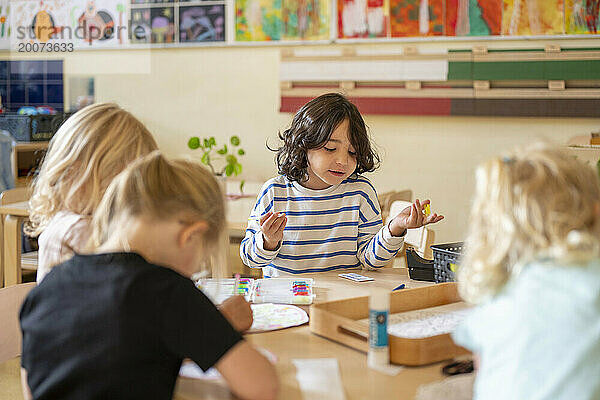 Kleine Kinder in der Schule konzentrieren sich auf ihren Unterricht. Lernen Sie Farben  Formen und Schrift kennen