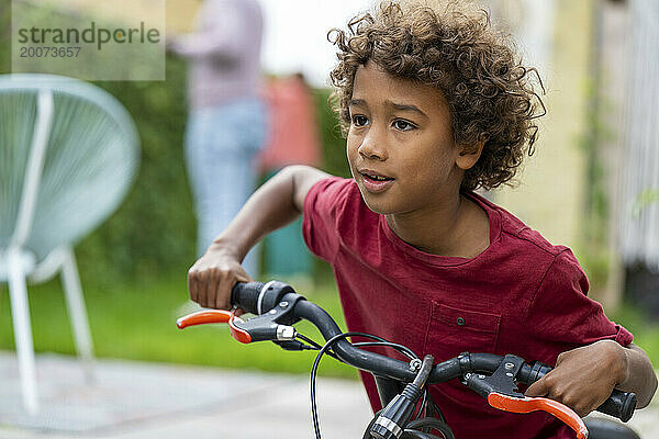Mix-Race-kleiner Junge  der Spaß beim Fahrradfahren hat