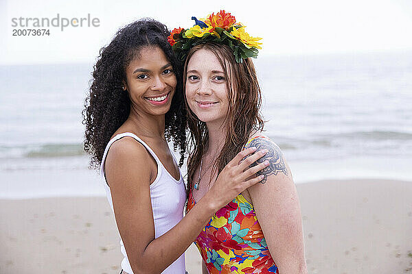 Porträts junger Frauen gemischter Abstammung  Freunde  die am Strand posieren und Spaß haben.