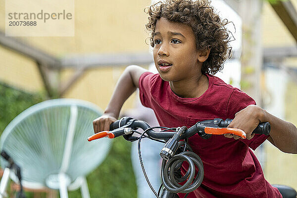 Mix-Race-kleiner Junge  der Spaß beim Fahrradfahren hat