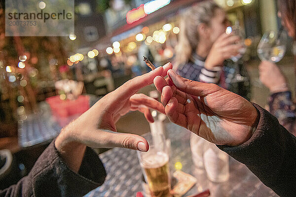 Nederland - Jongeren gebruiken getrunken und Drogen in der Uitgaansleven in der großen Stadt. Foto: Patricia Rehe / Hollandse Hoogte
