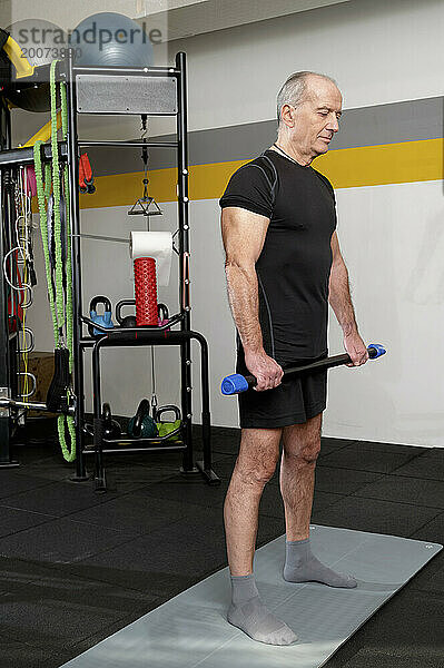 Alter Mann trainiert im Fitnessstudio