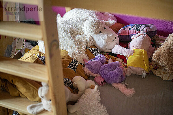 Schlafzimmer für junge Mädchen mit Etagenbett und Spielzeug  Teddys