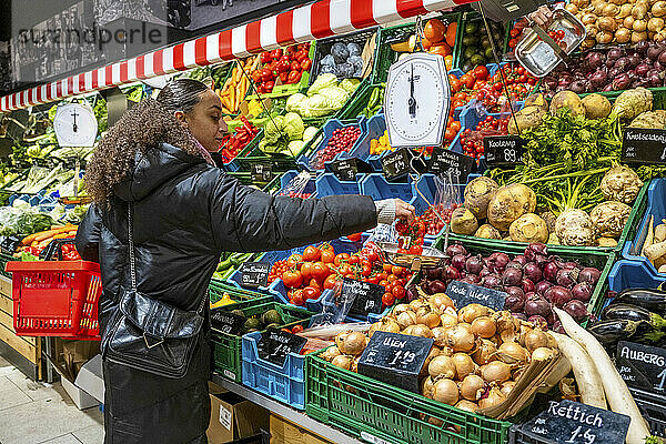 Afroamerikanische Frau Tomaten in einem Supermarkt