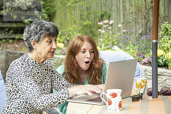 Enkelin ist besorgt über die Online-Aktivitäten ihrer Oma  die sie davor schützen  ausgenutzt und betrogen zu werden