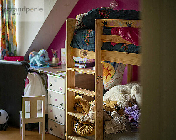 Schlafzimmer für junge Mädchen mit Etagenbett und Spielzeug  Teddys