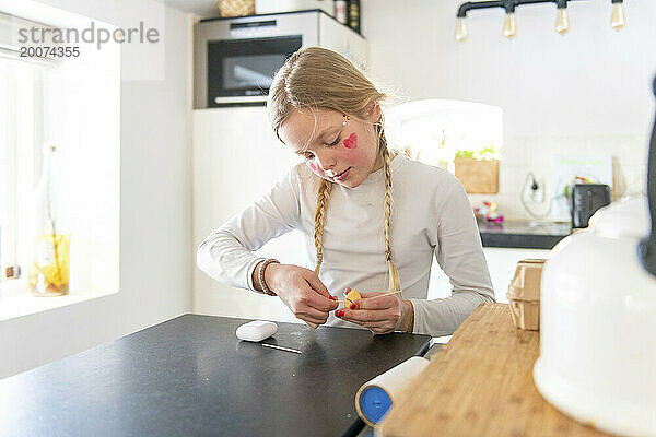 Junges Mädchen macht Frühstück