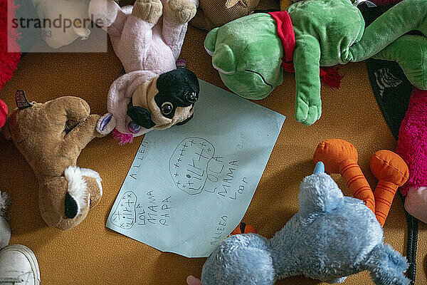 Gruppe von Teddys  die ein Abenteuer mit Kunstwerken kleiner Mädchen planen