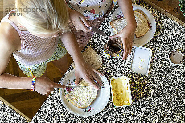 Junges Mädchen macht ein lustiges Mittagessen  das nicht gesund ist