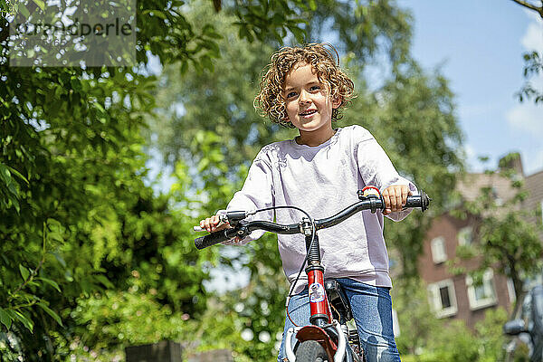 Kleiner Junge fährt zum ersten Mal Fahrrad