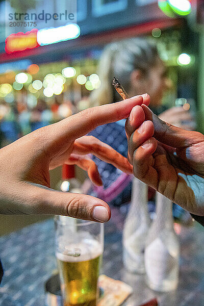 Nederland - Jongeren gebruiken getrunken und Drogen in der Uitgaansleven in der großen Stadt. Foto: Patricia Rehe / Hollandse Hoogte