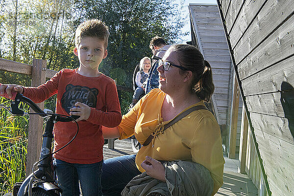 Gleichgeschlechtliche Eltern machen mit ihren Kindern eine Fahrradtour