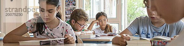 Junges asiatisches Mädchen im Unterricht  das sich auf ihr Studium konzentriert