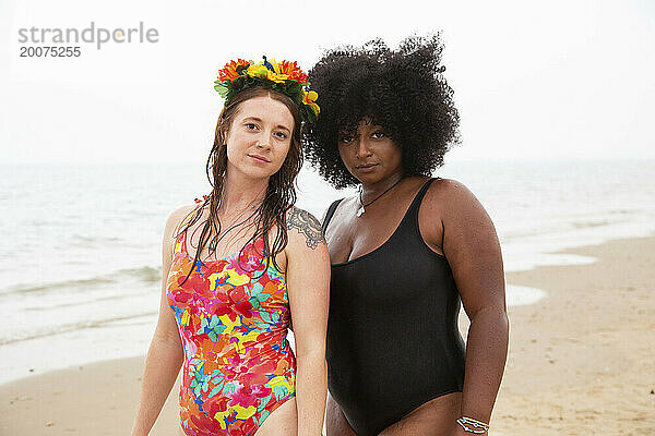Porträts junger Frauen gemischter Abstammung  Freunde  die am Strand posieren und Spaß haben.