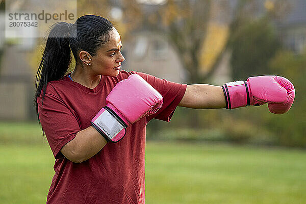 Gesundes Boxtraining für Frauen in einem öffentlichen Park