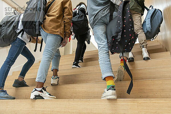 Teenager-Schüler gehen durch die Schule zu ihrer nächsten Klasse