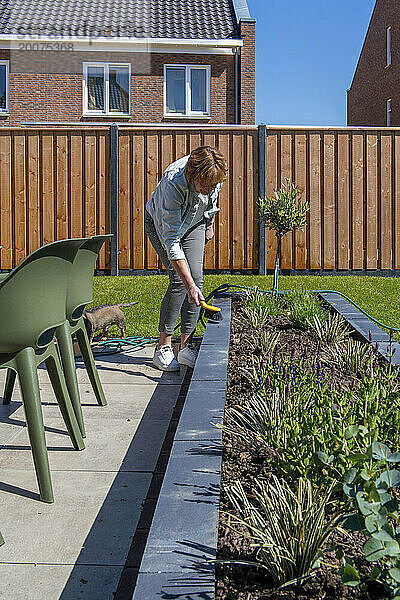 Niederlande - Illustriertes Bild. In der Wohnung eines neuen Hauses wurden Frauen und Männer gezwungen  sich an die Arbeit zu machen. Foto: ANP / Hollandse Hoogte / Patricia Rehe