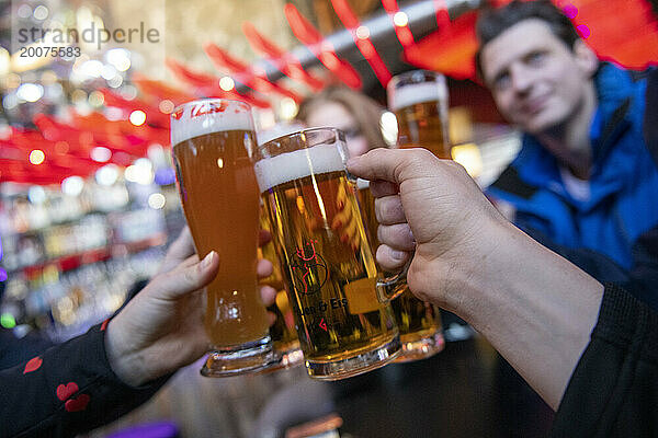 Gruppe von Freunden feiert in einer Bar mit einem alkoholischen Getränk. Bier und Glück