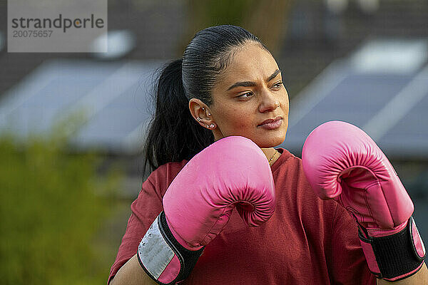 Gesundes Boxtraining für Frauen in einem öffentlichen Park