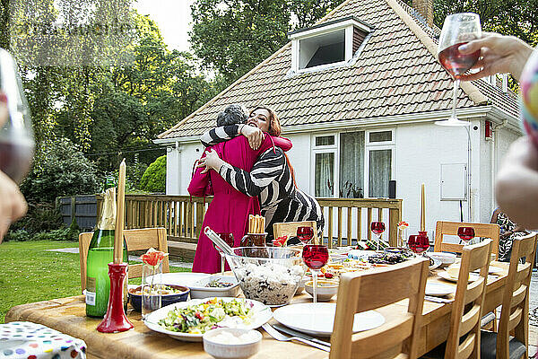 Freunde und Familie kommen zu einer Sommergartenparty