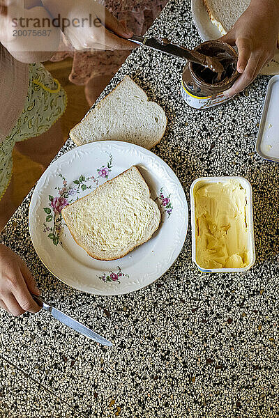 Junges Mädchen macht ein lustiges Mittagessen  das nicht gesund ist