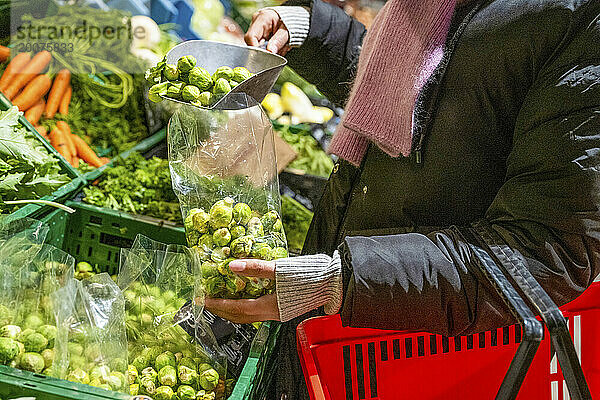 Afroamerikanische Frau Gemüse in einem Supermarkt