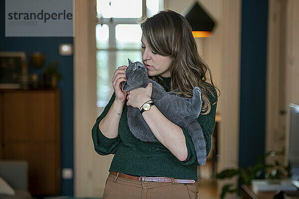 Niederlande - Eine junge Frau knuffelte mit ihrem Kätzchen. Foto: Patricia Rehe / ANP / Hollandse Hoogte