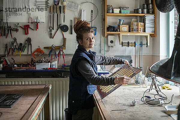 Glasmacherlehrling  Glasmaler  der seine Arbeit inspiziert