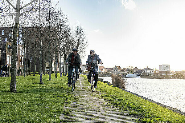 Älteres Paar macht eine Radtour  um im Ruhestand fit und gesund zu bleiben