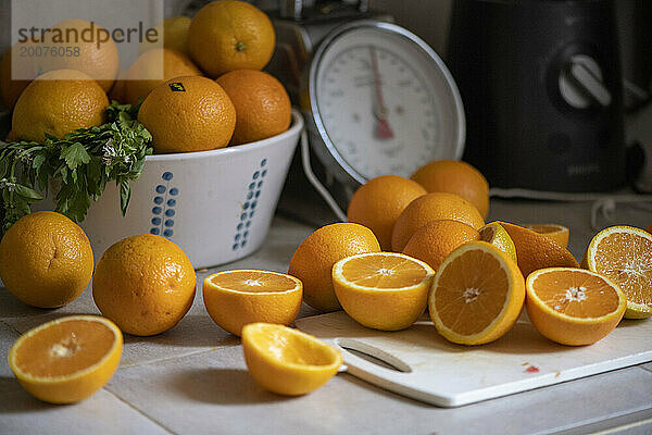 Frische  gesunde Orangen werden auf einem Tisch arrangiert und gewogen  um eine frische Mahlzeit zuzubereiten