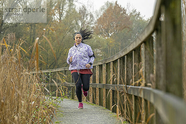 Gesunde  fitte Frau läuft durch den Park und hält sich fit