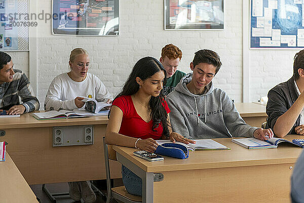 Studenten gemischter Nationalität lernen in einem europäischen Klassenzimmer